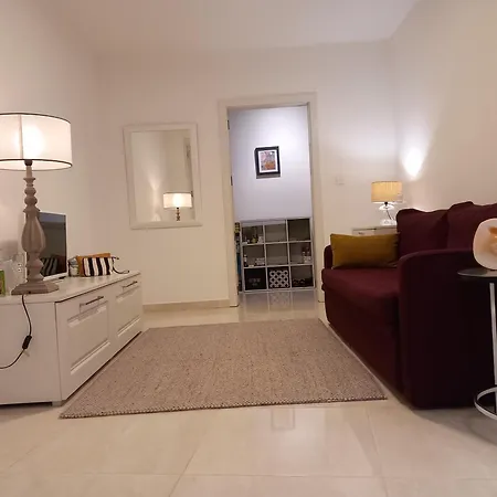 The Island Central Rooms Hostel *